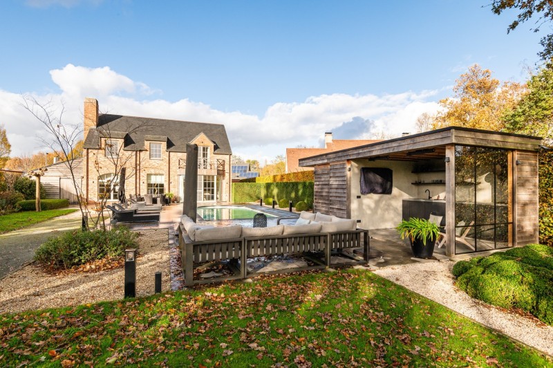 LUXUEUZE VILLA IN MODERN-LANDELIJKE STIJL NABIJ CENTRUM KORTRIJK