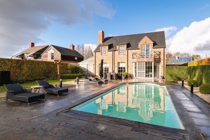 LUXUEUZE VILLA IN MODERN-LANDELIJKE STIJL NABIJ CENTRUM KORTRIJK